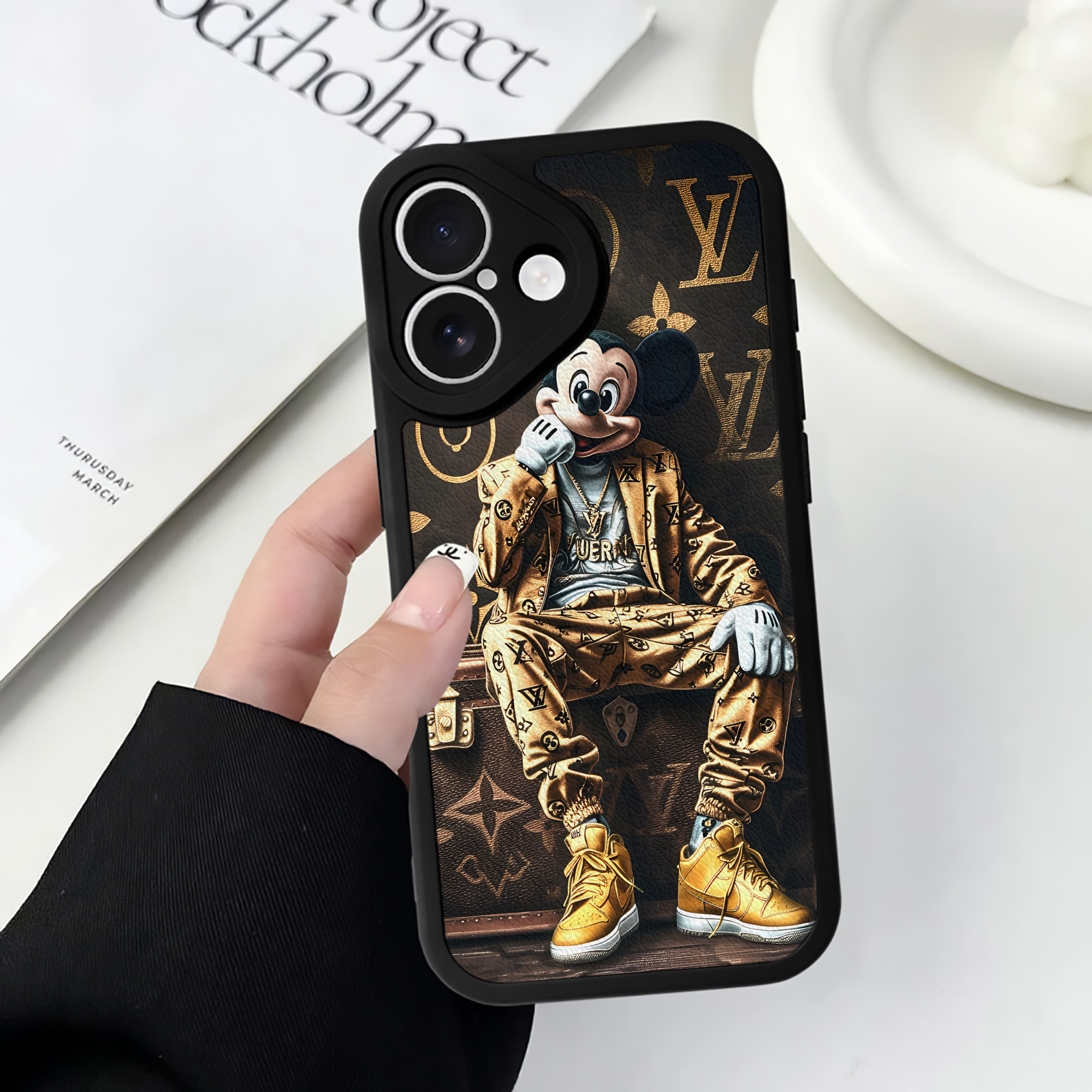 （画像用） ミッキーマウス Mickey Mouse 【iPhone 16シリーズ対応】シリコンスマホケース（レザー調） 材質：シリコン